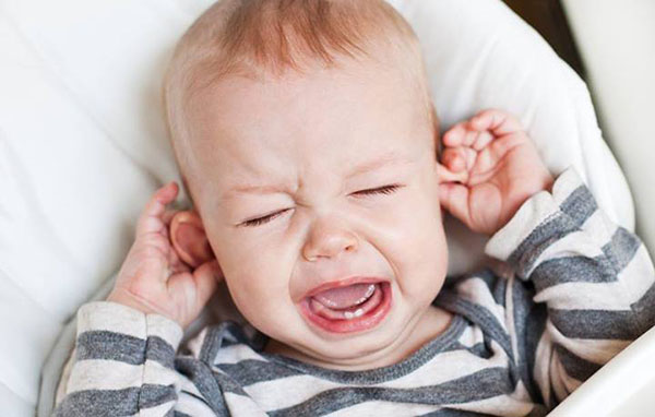 bebelus durere la ureche