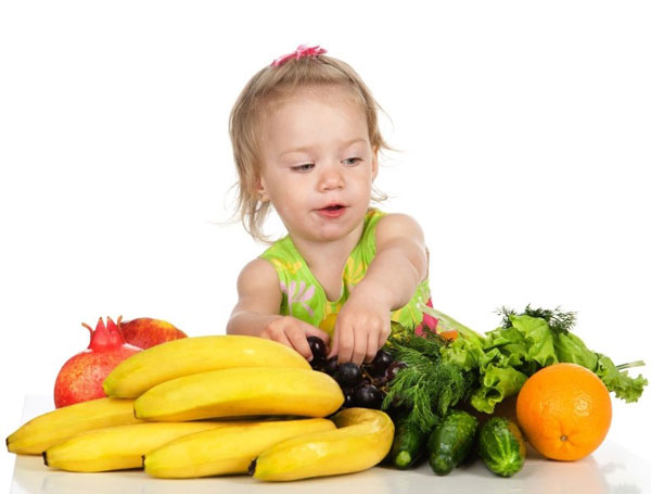 copil-care-mananca-fructe-si-legume